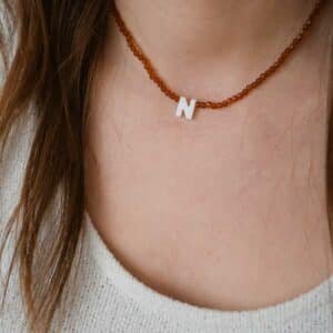 Collier personnalisable doré Lecce Thé Brun, perles facettées et lettre en nacre, bijou artisanal fait main en Bretagne, élégant et raffiné