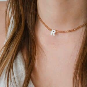 Collier Lecce Topaze Clair personnalisable avec perles facettées dorées et lettre en nacre, bijou artisanal fait main en Bretagne, élégant et lumineux