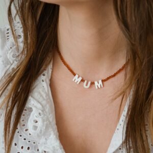 Le collier MUM Thé Brun avec perles facettées couleur brun et lettres en nacre, bijou artisanal fait main en Bretagne, délicat et élégant