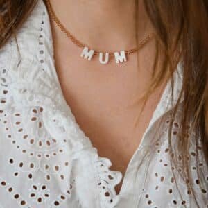 Le collier MUM Topaze Clair avec perles facettées couleur topaze et lettres en nacre, bijou artisanal fait main en Bretagne, lumineux et délicat