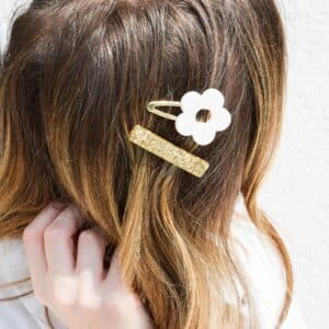 Barrette Fleur Blanc en résine pailletée, en forme de fleur, fixée sur une barrette crocodile artisanale