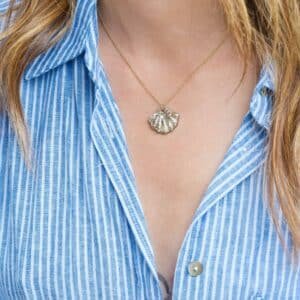 Le collier Amalfi avec chaîne en acier inoxydable doré et pendentif en résine décliné en cinq couleurs, bijou artisanal fait main en Bretagne