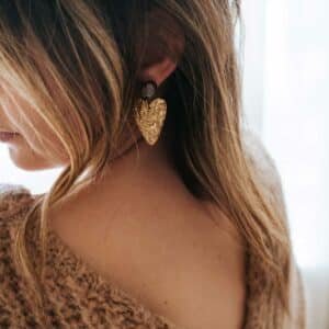 Boucles d’oreilles Bluff avec clous léopard en acétate et pendentif cœur doré martelé, bijou artisanal fait main en Bretagne, audacieux et élégant