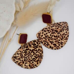 Boucles d’oreilles Mataura avec clou carré bordeaux et pendentif acétate tacheté marron, bijou artisanal fait main en Bretagne, moderne et élégant