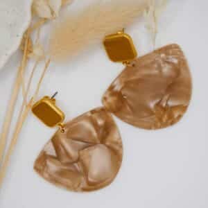 Boucles d’oreilles Rolleston avec clou doré moutarde et pendentif acétate beige nacré, bijou artisanal fait main en Bretagne, élégant et moderne