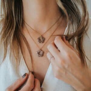 Le collier Mapua avec chaîne en acier inoxydable doré et pendentif fleur en résine personnalisable, bijou artisanal fait main en Bretagne