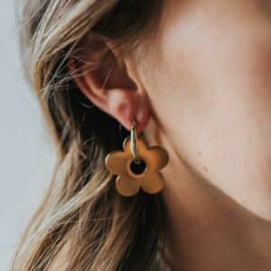 Boucles d’oreilles Adélaïde Maxi dorées à grandes fleurs, créoles artisanales en acier inoxydable faites main en Bretagne, élégantes et lumineuses