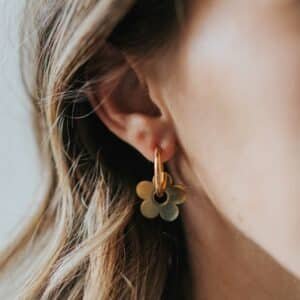 Boucles d’oreilles Adélaïde mini dorées à petites fleurs, créoles artisanales en acier inoxydable faites main en Bretagne, élégantes et féminines