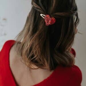 Barrette Cœur Rouge en résine pailletée, forme de cœur, fixée sur une barrette crocodile artisanale