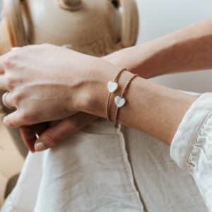 Le bracelet Antibes avec perles Miyuki champagne gold et un cœur en nacre, bijou artisanal fait main en Bretagne, élégant et délicat