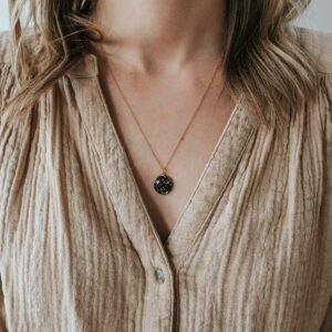 Le collier Paris Noir avec médaillon en gold filled rempli de résine et copeaux de verre marron métallisé, bijou artisanal fait main en Bretagne