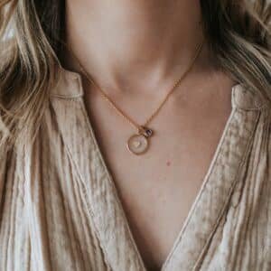 Le collier Saint-Amour Éclat de Naissance avec médaillon en gold filled, cœur doré et pierre de naissance personnalisée, bijou artisanal fait main en Bretagne