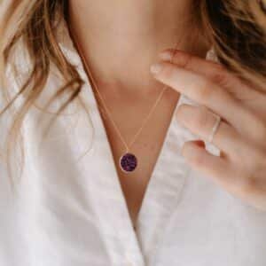 Le collier Paris Lavande avec médaillon en gold filled rempli de résine violette et copeaux de verre, bijou artisanal fait main en Bretagne