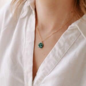 Le collier Paris Riviera avec médaillon en gold filled rempli de résine turquoise et copeaux de verre, bijou artisanal fait main en Bretagne