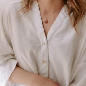 Le collier Paris Rosée avec médaillon en gold filled rempli de résine rose clair et éclats de verre concassé, bijou artisanal fait main en Bretagne