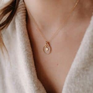 Le collier Saint-Amour Initiales Chéries avec médaillon en résine, petit cœur doré et une ou deux initiales personnalisées, fait main en Bretagne