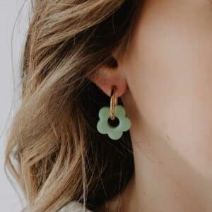 Créoles Oia Menthe dorées avec fleurs en résine vert d’eau sur fond clair