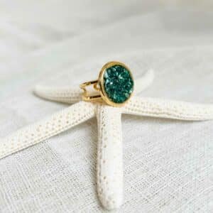 Bague Sonora Riviera ajustable en résine turquoise et éclats de verre, dorée à l’or fin 24 carats, faite main en Bretagne.