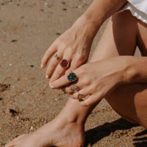 Ensemble de bagues Sonora Merida Mexico dorées disposées côte à côte sur une surface claire avec reflets lumineux et détails raffinés