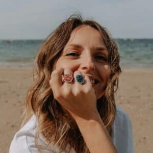 Ensemble de bagues Sonora argent rosee Riviera fines et délicates alignées sur une surface claire dans une lumière douce et naturelle