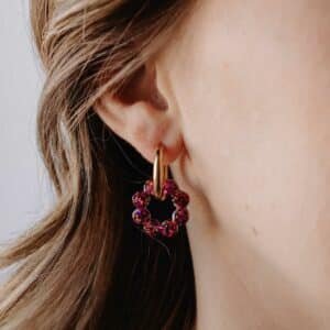 Les créoles Byron Aurélia avec anneaux dorés et fleurs en résine colorées faites main en Bretagne, élégantes et légères à porter