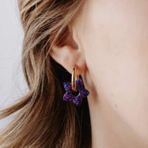 Créoles Maui Azuria avec fleurs de tiaré en résine pailletée bleu marine et fuchsia, bijou artisanal fait main en Bretagne, style tropical et lumineux