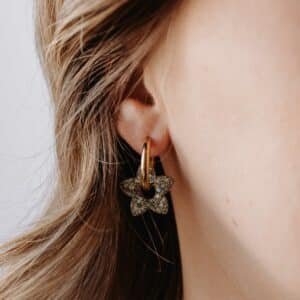 Créoles Maui Lunaria avec fleurs de tiaré en résine nacrée dorée et argentée, bijou artisanal fait main en Bretagne, lumineux et poétique