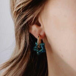 Créoles Maui Luz avec fleurs de tiaré en résine pailletée bleue, bijou artisanal fait main en Bretagne, lumineux et tropical