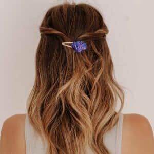 Barrette Coquillage Azuria en résine avec paillettes bleu marine et fuchsia, fixée sur barrette crocodile