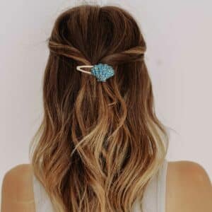 Barrette Coquillage Boréal en résine artisanale, reflets bleus, verts et dorés, bijou de cheveux fait main en Bretagne