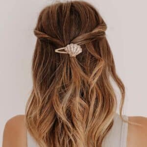 Barrette Coquillage Doré en résine avec finition dorée scintillante, fixée sur barrette crocodile