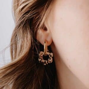 Créoles Loreto dorées mini format à fleurs imprimé léopard, boucles d’oreilles artisanales en acier inoxydable faites main en Bretagne, originales et lumineuses