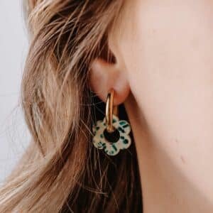 Les Créoles Cabo avec petites fleurs en acétate vert foncé tacheté montées sur créoles dorées de 20 mm, mini et légères à porter