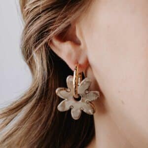 Créoles Morelia Grège en céramique et acier inoxydable doré, fleurs grège artisanales faites main en Bretagne, élégantes et lumineuses