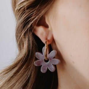 Créoles Morelia Lavande en céramique et acier inoxydable doré, fleurs lavande artisanales faites main en Bretagne, élégantes et légères