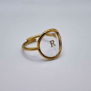 Bague Étel dorée avec initiale personnalisable coulée dans un cercle de résine transparente