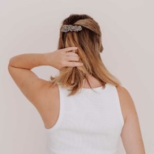 Femme portant la Barrette Livarot en tissu léopard, fixée dans ses cheveux.