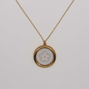 Collier Arles doré avec pendentif rond et fleur de cerisier blanc nacré incrustée
