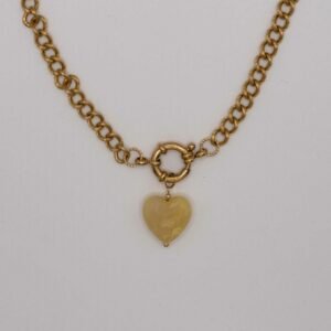 Collier Tilly Jaune avec chaîne dorée et pendentif cœur en résine jaune marbré