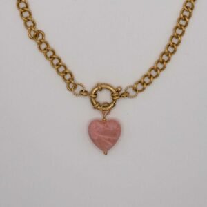 Collier Tilly Rose avec chaîne dorée et pendentif cœur en résine rose marbré