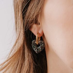 créoles avec cœur Biarritz Ambrelia en résine marron pailletée et monture dorée