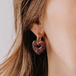 créoles avec cœur Biarritz Sépia en résine rouge scintillante, bijou artisanal Atelier R.