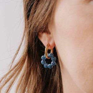 Créoles Byron Irisia en résine bleue scintillante avec anneaux dorés