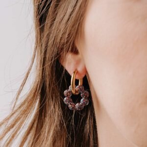 Créoles Byron Sépia en résine artisanale rouge et grise sur monture dorée