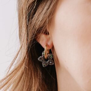 créoles Maui Ambrelia avec fleur de tiaré en résine marron et vert, bijou artisanal AtelierR