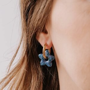 créoles Maui Irisia avec fleur bleue scintillante en résine, bijou artisanal Atelier R.