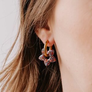 créoles Maui Sépia avec fleur en résine pailletée marron et anneau doré martelé