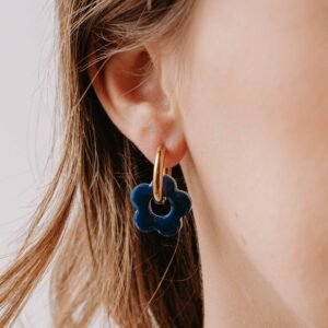 Boucles d’oreilles Créoles Oia - Bleu en résine florale et anneau doré portées à l’oreille