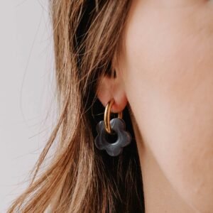 Boucles d’oreilles Créoles Oia - Gris en résine florale et anneau doré portées à l’oreille