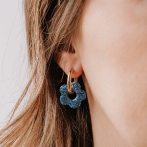 Créoles Oia Irisia en acier doré avec fleur en résine bleue scintillante